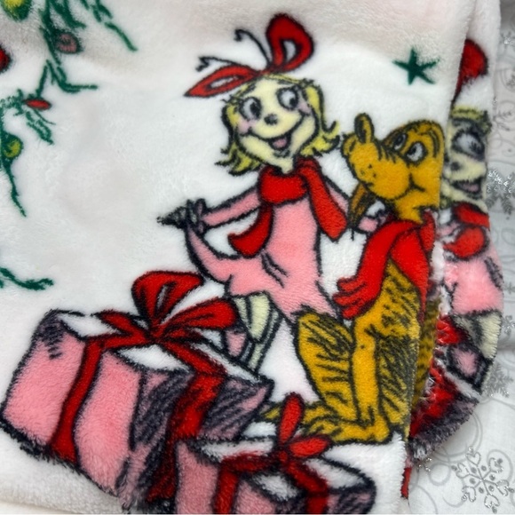 How The Grinch Stole Christmas Oversized VIRAL Throw Blanket - CIndy Lou Who Max - Picture 3 of 8
